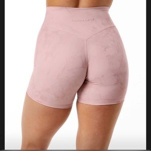 Alphalete wonder short 6 in